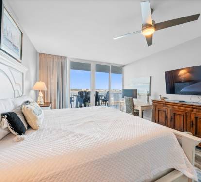 17 Caribe 305C Primary Bedroom
