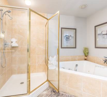 22 Caribe 305C Primary Bathroom