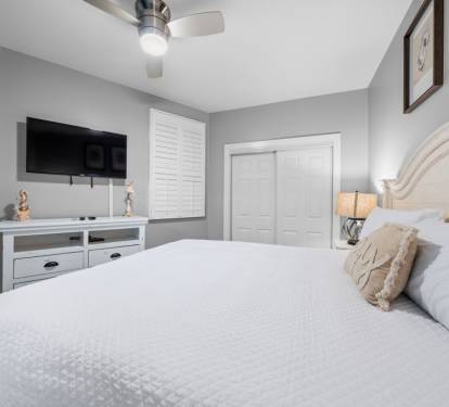 24 Caribe 305C Bedroom 2