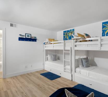 Your group will love this cheerful bunk room with tropical artwork and cozy bedding for four.