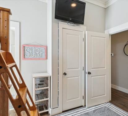 Bunk Room - Equipped with a Flat-Screen TV