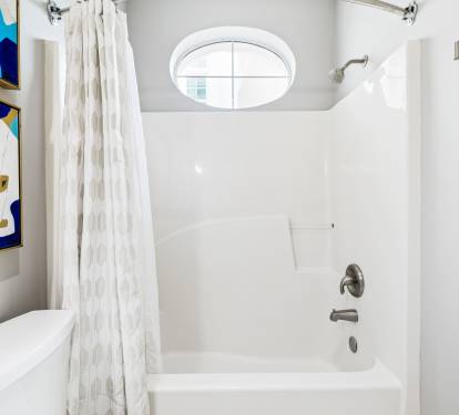 King Guest En-Suite - Shower/Tub Combo