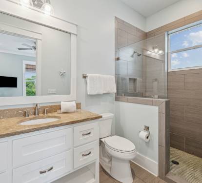 King Guest En-Suite - Single Vanity & Walk-In Shower