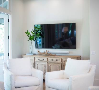 Main Living Area - Showcasing Beautiful Decor & Flat-Screen TV