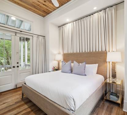 King Guest Suite - Balcony Access & Flat-Screen TV