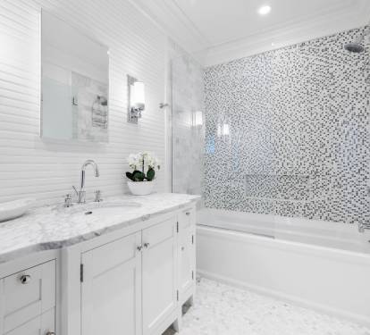2nd Floor Guest En Suite - Equipped with a Glass Enclosed Tub-Shower Combo
