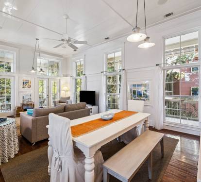 Bright & Airy Dining Area - Seating for 6