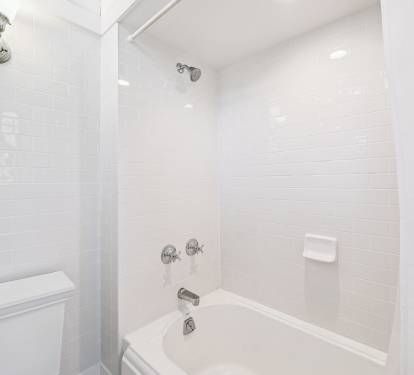 Bunk Room En-Suite - Shower/Tub Combo