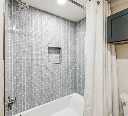King Guest En-Suite - Shower/Tub Combo