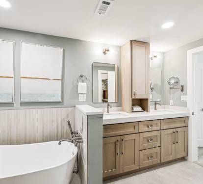 Primary King En-Suite - Dual Vanities + Soaking Tub