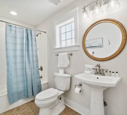 3rd Floor Guest Ensuite - Featuring a Tub/Shower Combination