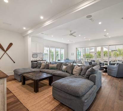 Spacious 2nd Floor Living Area - Ample Seating