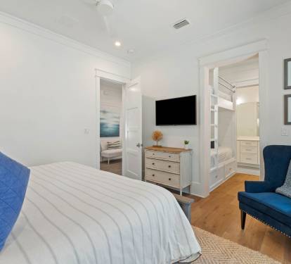 King Guest Suite - Twin Bunks & Flat-Screen TV
