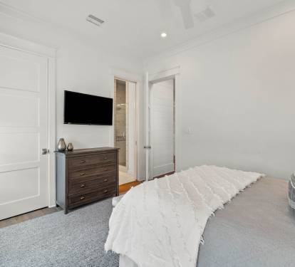 Queen Guest Suite - Equipped with a Flat-Screen TV