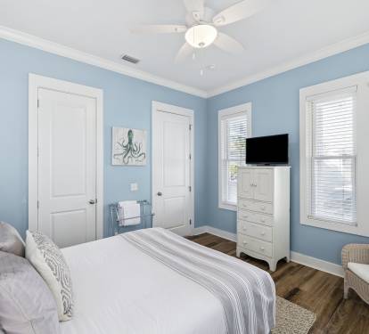 Queen Guest Suite - Equipped with a Flat-Screen TV