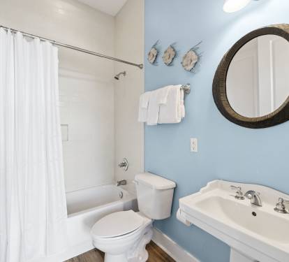 Queen Guest En-Suite - Single Vanity + Shower/Tub Combo
