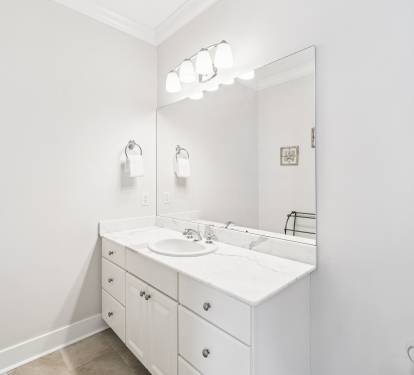 Primary King En-Suite - Single Vanity