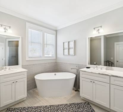 Primary King En-Suite - Dual Vanities + Soaking Tub