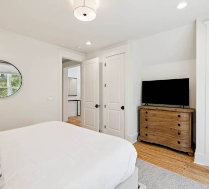 King Guest Suite - Equipped with a Flat-Screen TV