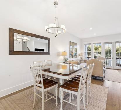 Spacious Dining Area with Seating for 6