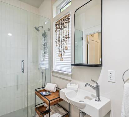 1st Floor - Full Bathroom