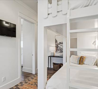 Bunk Nook - Equipped with a Flat-Screen TV