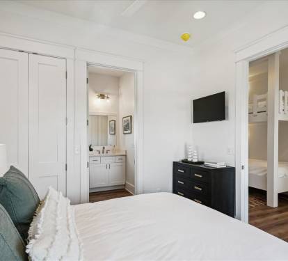 Queen Guest Suite - Flat-Screen TV & En-Suite