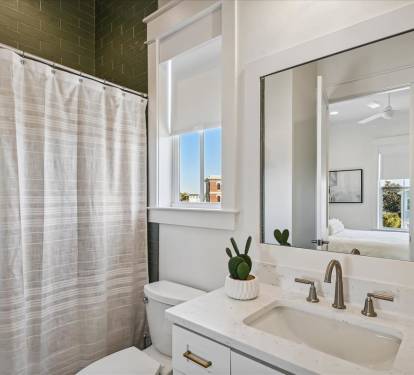 3rd Floor - Queen Guest En-Suite