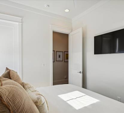 King Guest Suite - Equipped with Flat-Screen TV