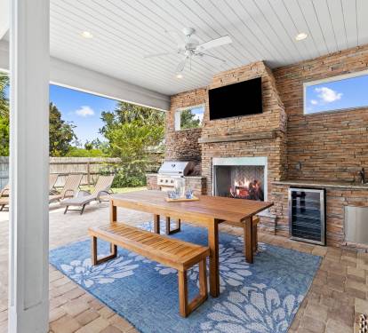 Outdoor Entertaining Area!