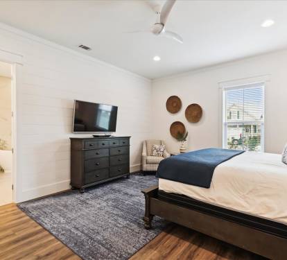 King Guest Suite - Equipped with a Flat-Screen TV