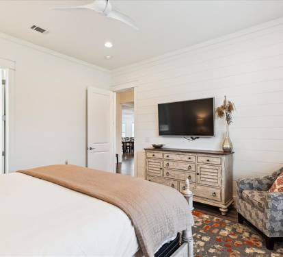1st Floor Primary King Suite - Equipped with a Flat-Screen TV