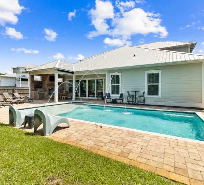 Soak Up the Florida Sun in this Outdoor Oasis!