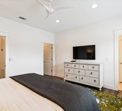 King Guest Suite - Ample Storage & Flat-Screen TV