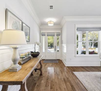 Inviting 1st Floor Entry!