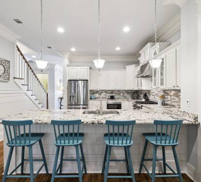 Bar Seating for 4 - Perfect for Breakfast or Quick Bites!