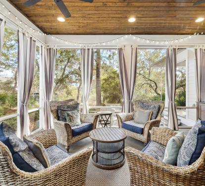 Unwind on the Screened-In Back Porch - Perfect for Evening Cocktails