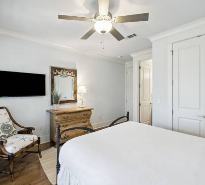 Queen Guest Suite - Balcony Access + Flat-Screen TV