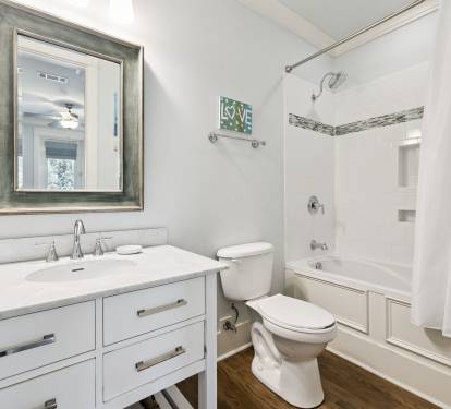 Queen Guest En-Suite - Single Vanity + Shower/Tub Combo