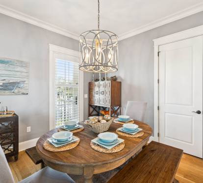 Dining Area with Seating for 6!