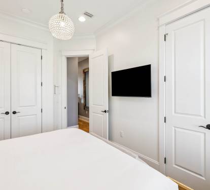 King Guest Suite - Flat-Screen TV