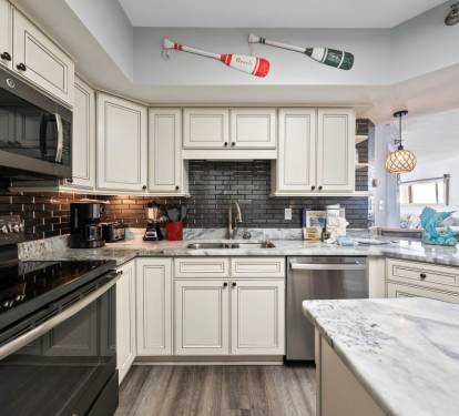 11 White Caps 1404 Kitchen