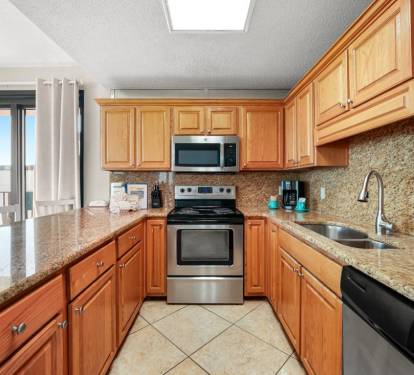 12 Phoenix East 1201 Kitchen