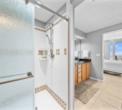 15 Colonnades 1202 Primary Bathroom