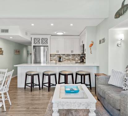 Updated kitchen with bar seating for 4