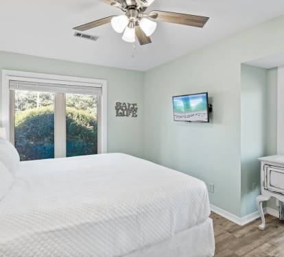 King bed in first floor primary