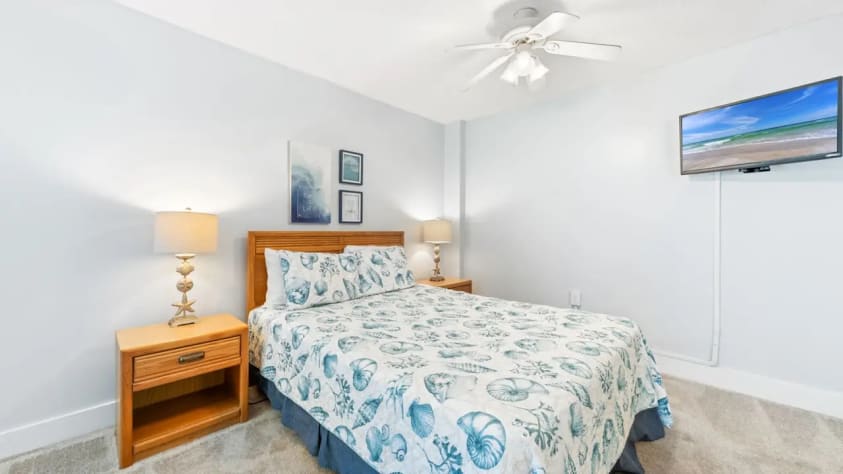 Second bedroom with queen sized bed