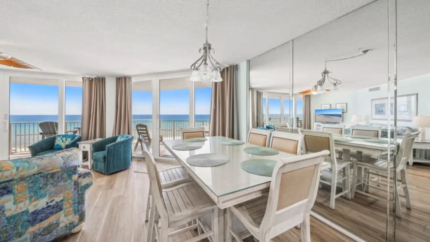 Enjoy meals with an amazing view