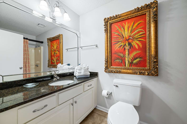 En suite bath with tub/shower combo for second bedroom