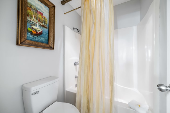 Main bedroom en suite with tub/shower combo